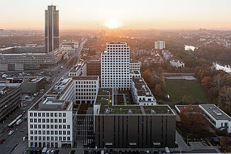 Vue aérienne de Nuremberg au coucher du soleil, au premier plan on peut voir le Seetor City Campus.