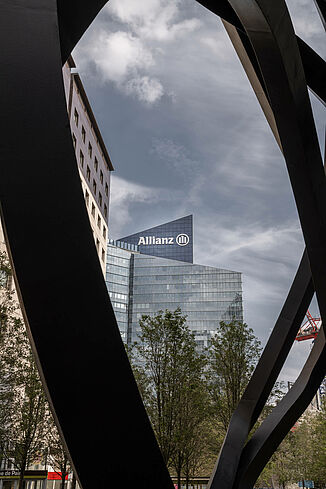 Vue à travers une œuvre d'art de la tour Allianz One à Paris.