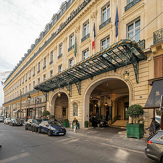 Vue du bâtiment avec l'entrée de l'hôtel InterContinental Le Grand à Paris.