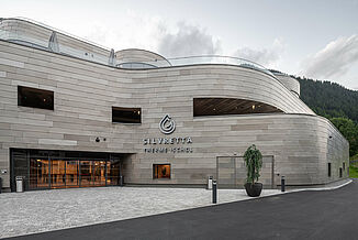 Bâtiment avec entrée des thermes alpins de luxe Silvretta à Ischgl.