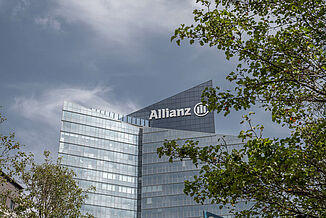 La tour Allianz One à Paris avec des arbres devant.