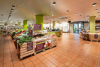 Surface d'achat avec des fruits et légumes frais dans le supermarché Alnatura à Francfort.