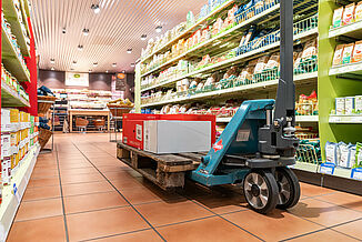 Un chariot élévateur est posé sur le sol découplé avec REGUPOL sound du magasin Alnatura de Francfort. 