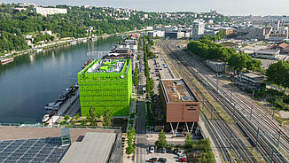 Vue aérienne de l'hôtel MOB avec les voies ferrées directement adjacentes à Lyon et vue sur la ville.