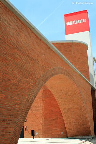 Mur maçonné avec arc en plein cintre du Volkstheater de Munich.