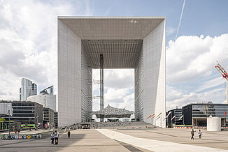 La Grande Arche à Paris est une réplique moderne de l'Arc de Triomphe et une sorte de point de repère de La Défense.