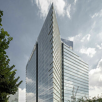 La Défense, le célèbre quartier de bureaux de Paris avec la tour Allianz One et un parc avec de nombreux espaces verts.